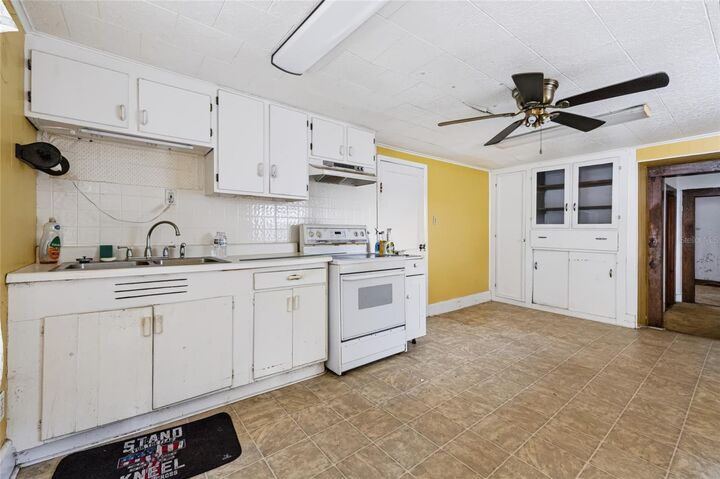 Property Photo:  308 S Galena Avenue  FL 34715 