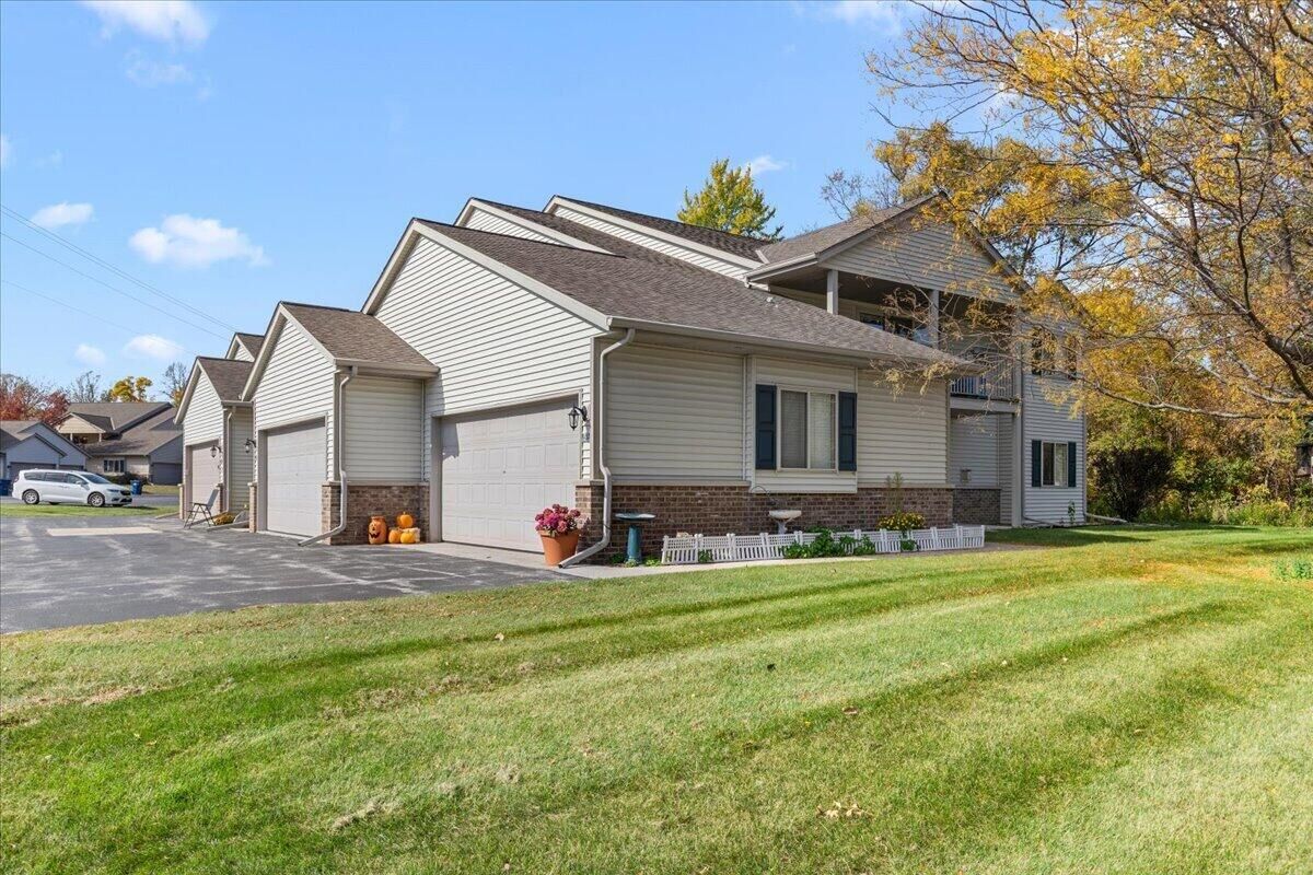 Property Photo: 934 Spring Ct WI 53095