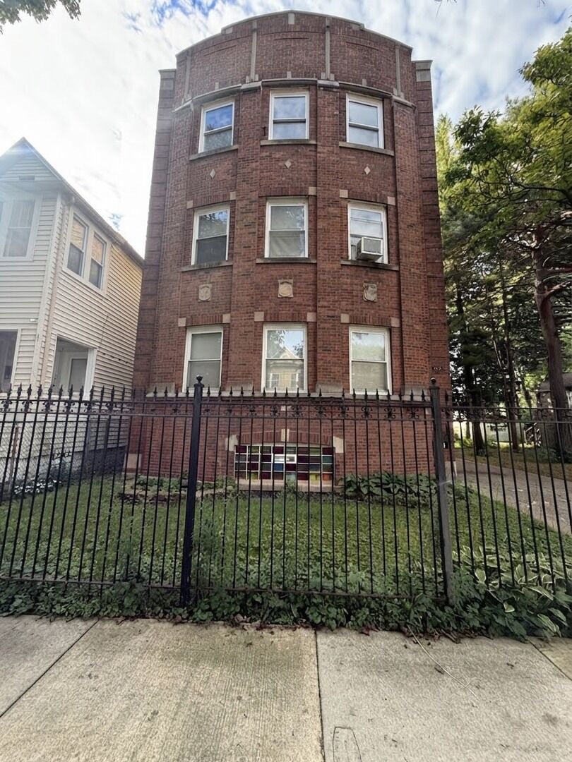 Property Photo:  1133 E 81st Place 2  IL 60619 