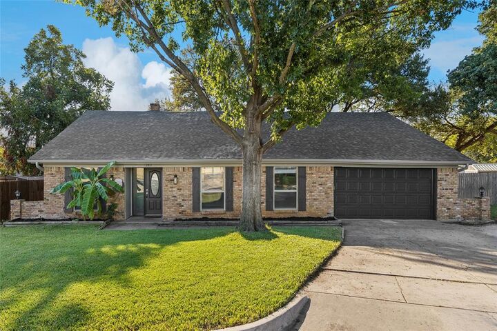 Property Photo: 283 Somerset Circle TX 76022