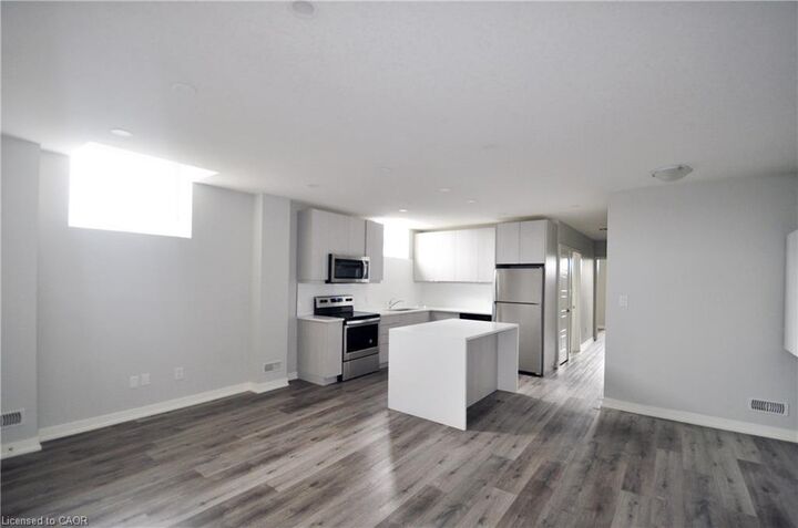 Property Photo:  22 St Andrews Street 1  ON N1S 1M4 