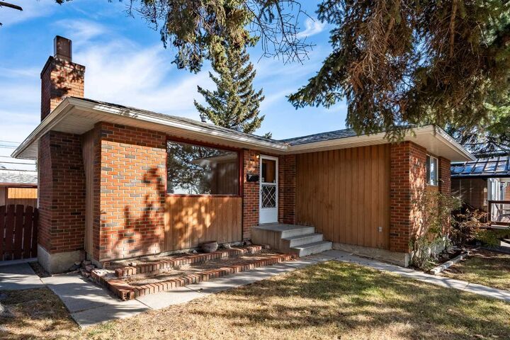 Property Photo:  20 Blackthorn Place NE  AB T2K 4Y3 