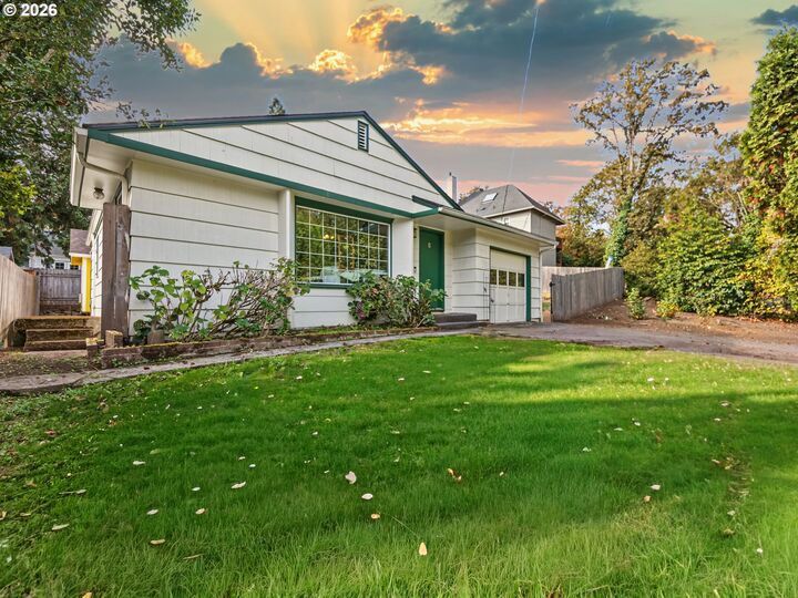 Property Photo:  1328 Oak St  OR 97034 