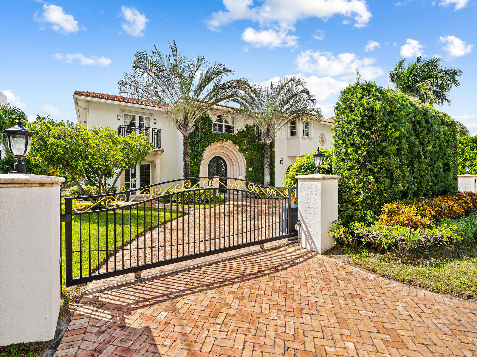 Property Photo:  708 SE 7th Street  FL 33483 