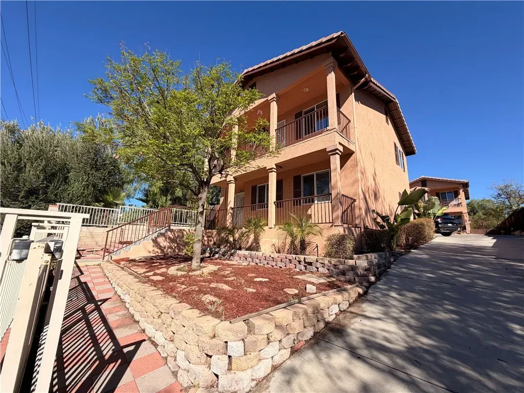 Property Photo:  905 W Sumner  CA 92530 