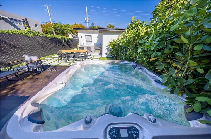 Property Photo: 166 NW 41st St 168 FL 33127