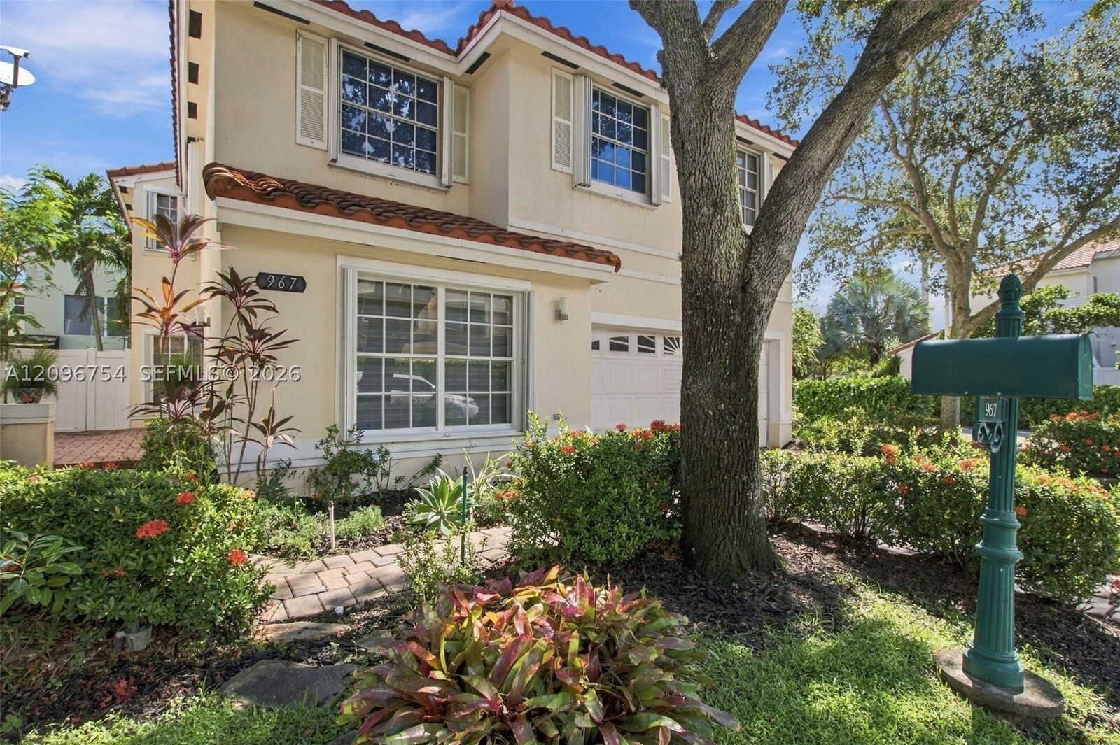 Property Photo: 967 Azure Ln FL 33326