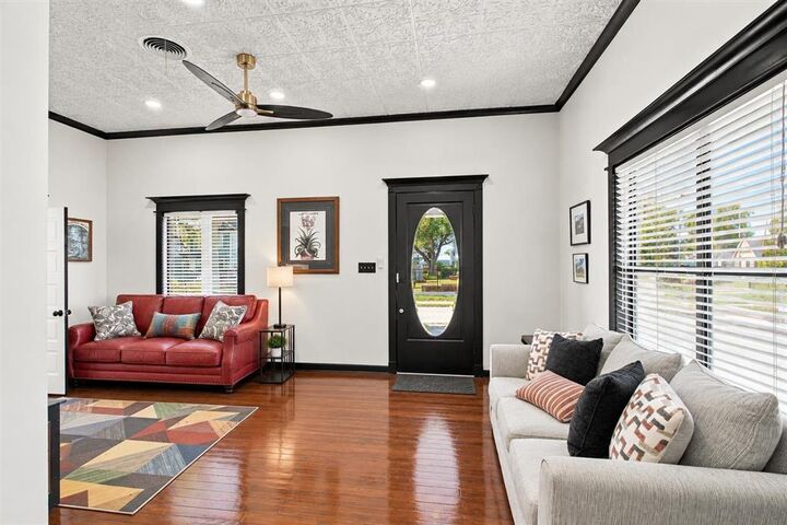 Property Photo:  607 Iris Street  LA 70601 