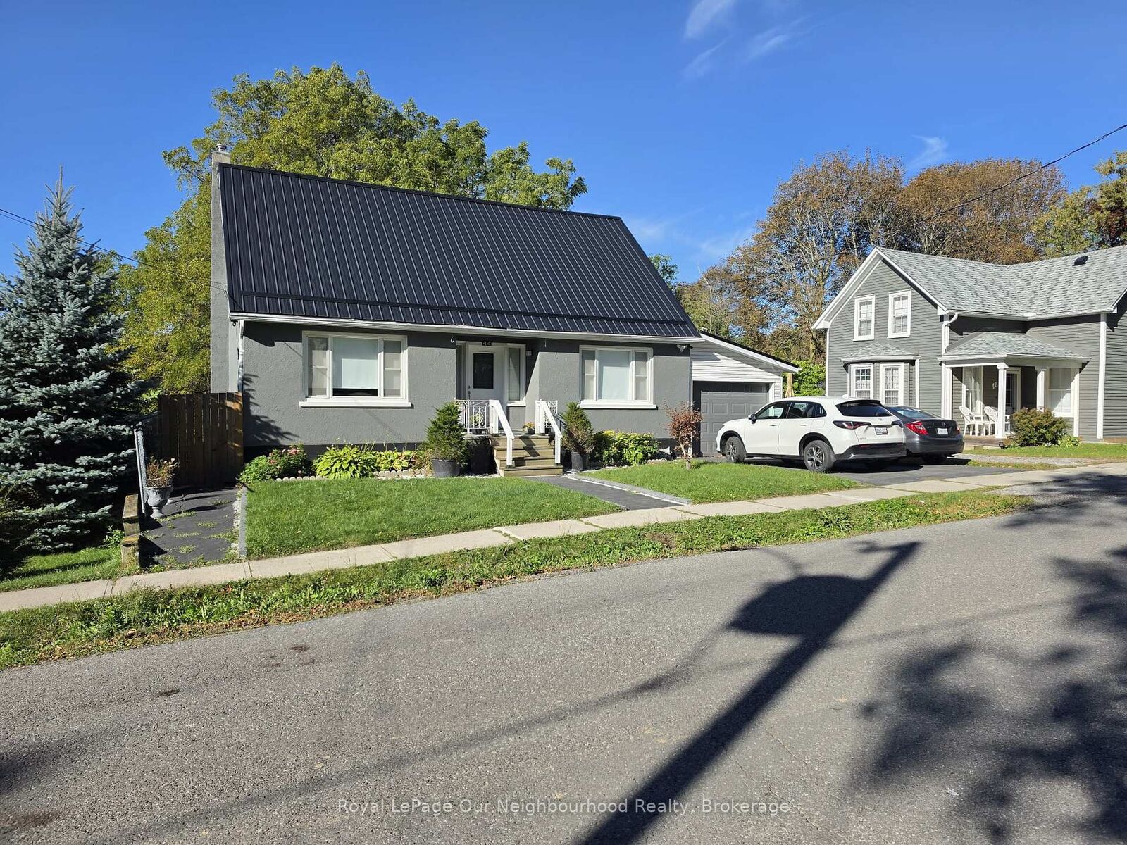 Property Photo:  44 Elgin Street N  ON L1A 2L7 