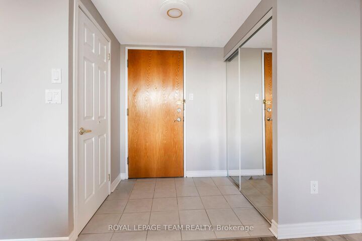 Property Photo:  2759 Carousel Crescent 909  ON K1T 2N5 