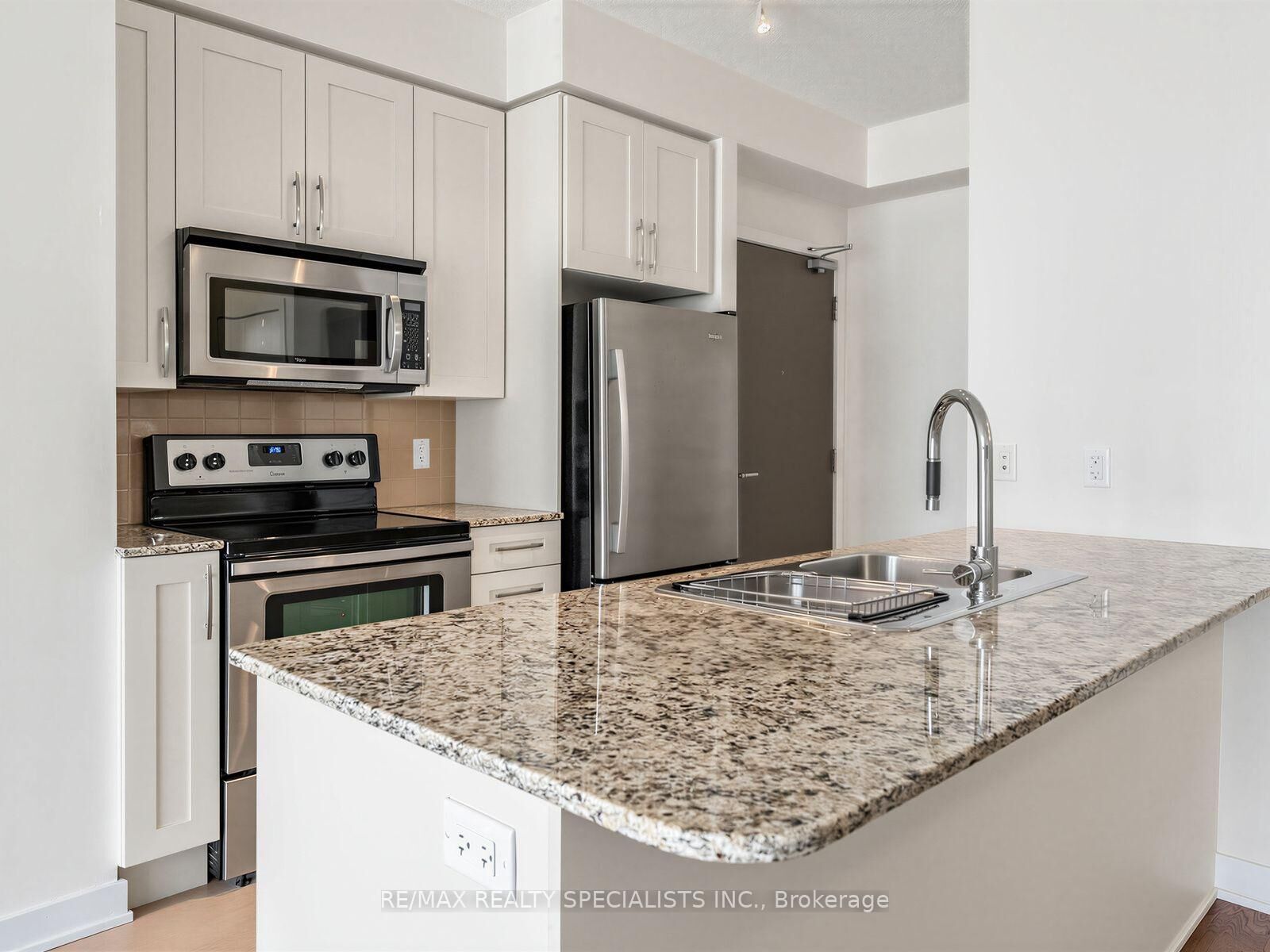 Property Photo: 4065 Brickstone Mews 1401 ON L5B 0G3