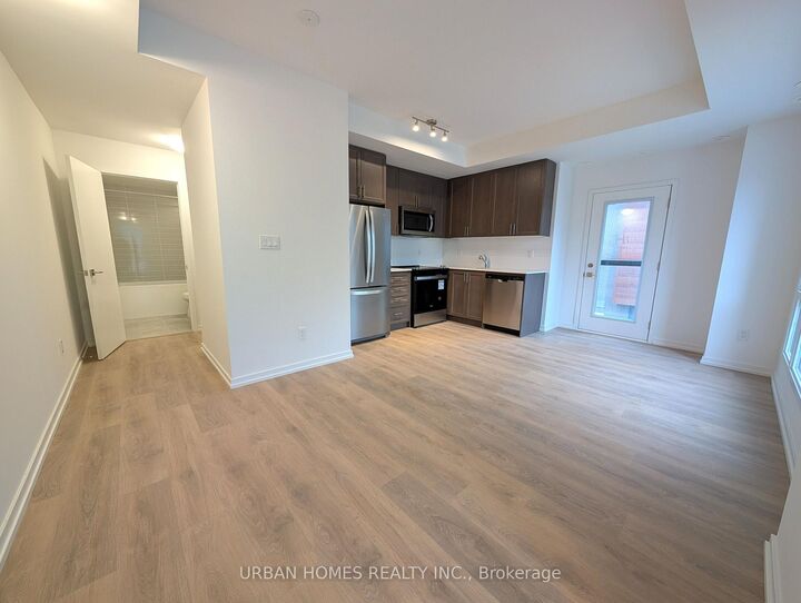 Photo de la propriété:  14 Lytham Green Circle 16  ON L3Y 0C7 