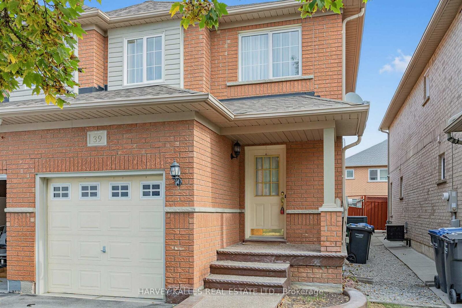 Property Photo:  39 Ridgefield Court  ON L6P 1B4 