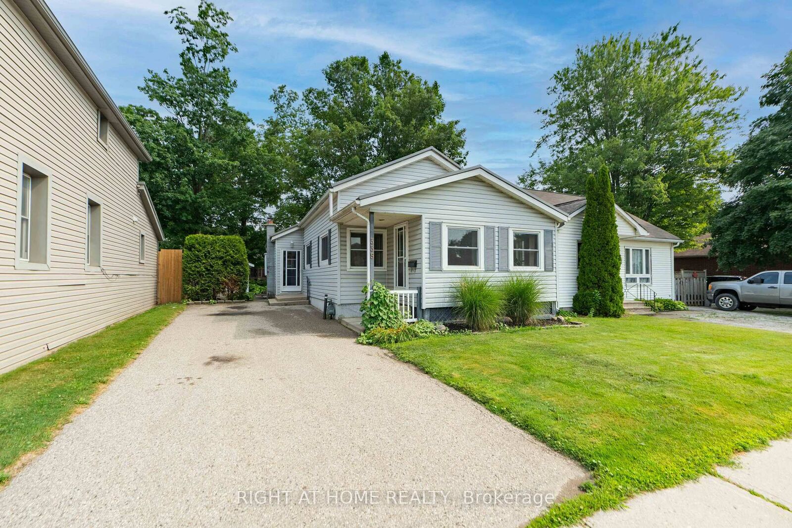 Property Photo:  335 Talbot Street E  ON N5H 1J1 