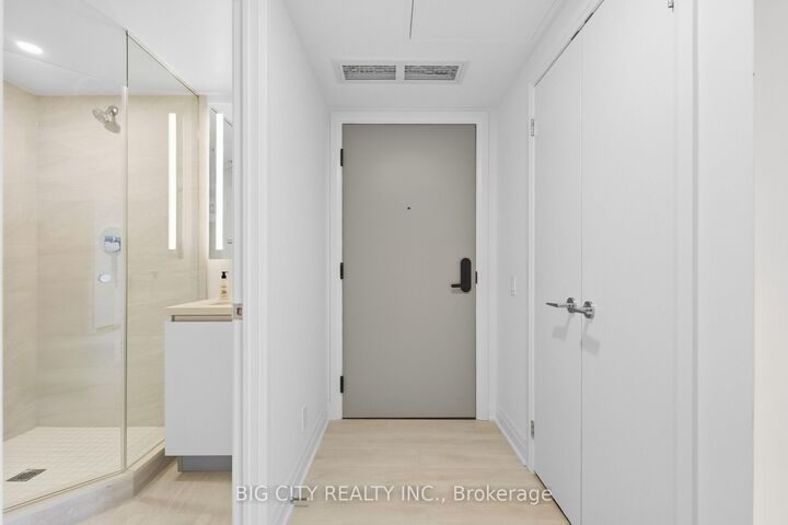Property Photo:  25 Frederick Todd Way 711  ON M4G 0E8 