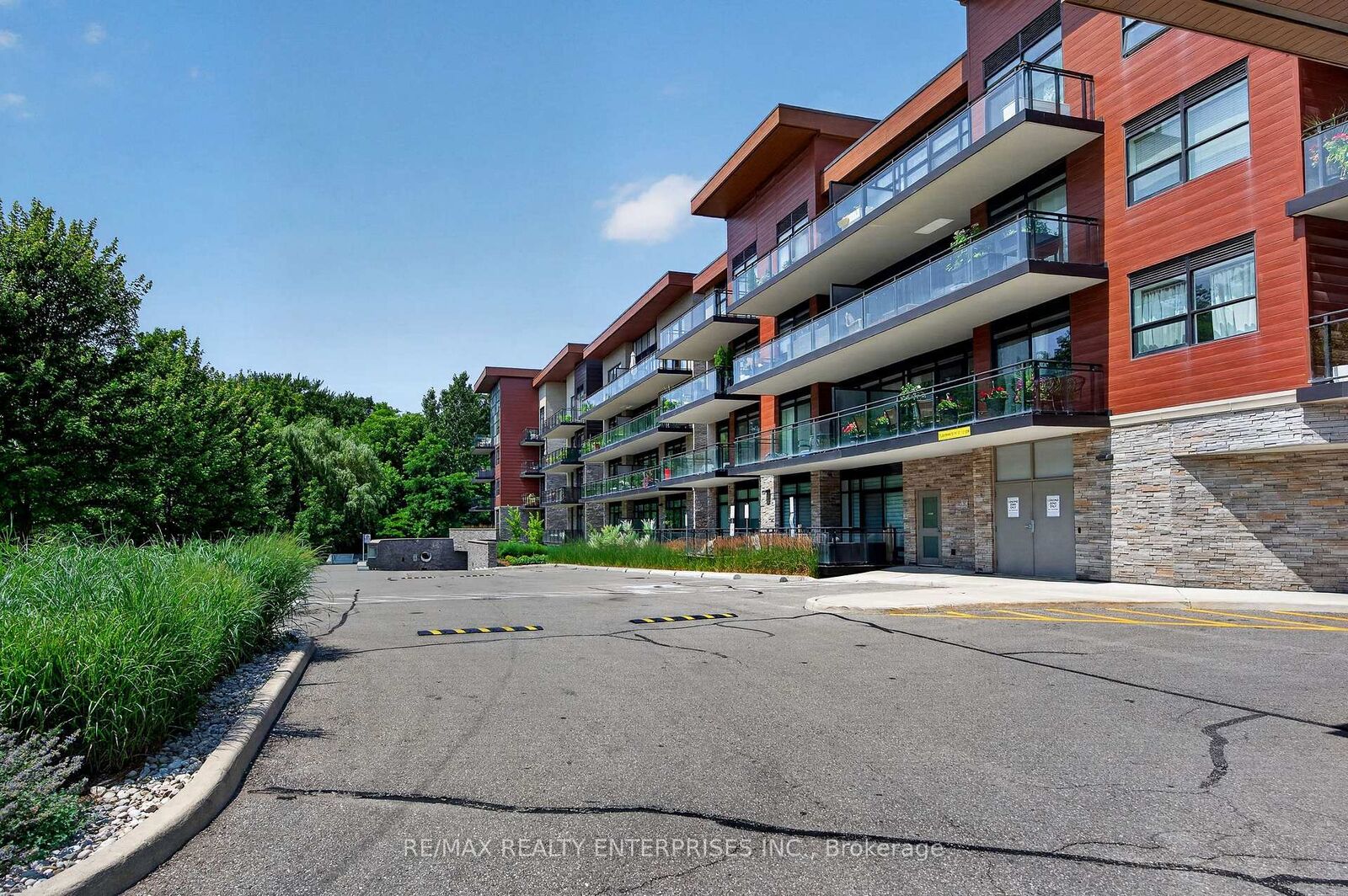 Property Photo: 1575 Lakeshore Road W 457 ON L5J 0B1