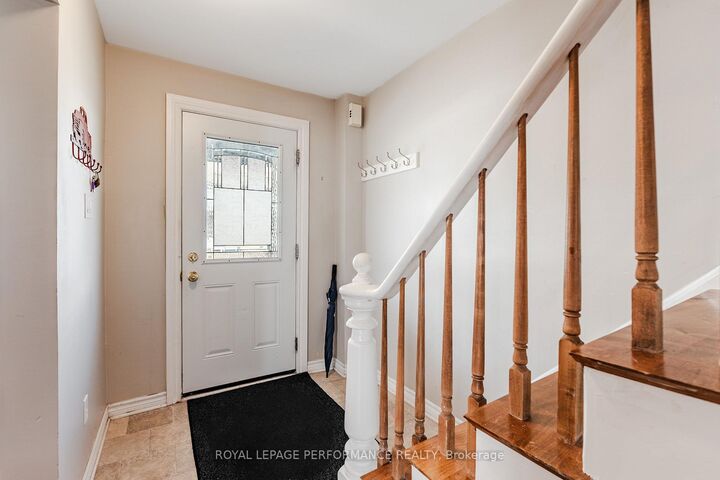 Property Photo:  6 Whitehead Street  ON K6H 1M3 