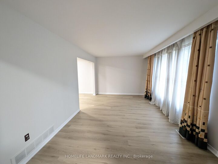 Property Photo:  22 Threadneedle Crescent  ON M2H 1Z4 
