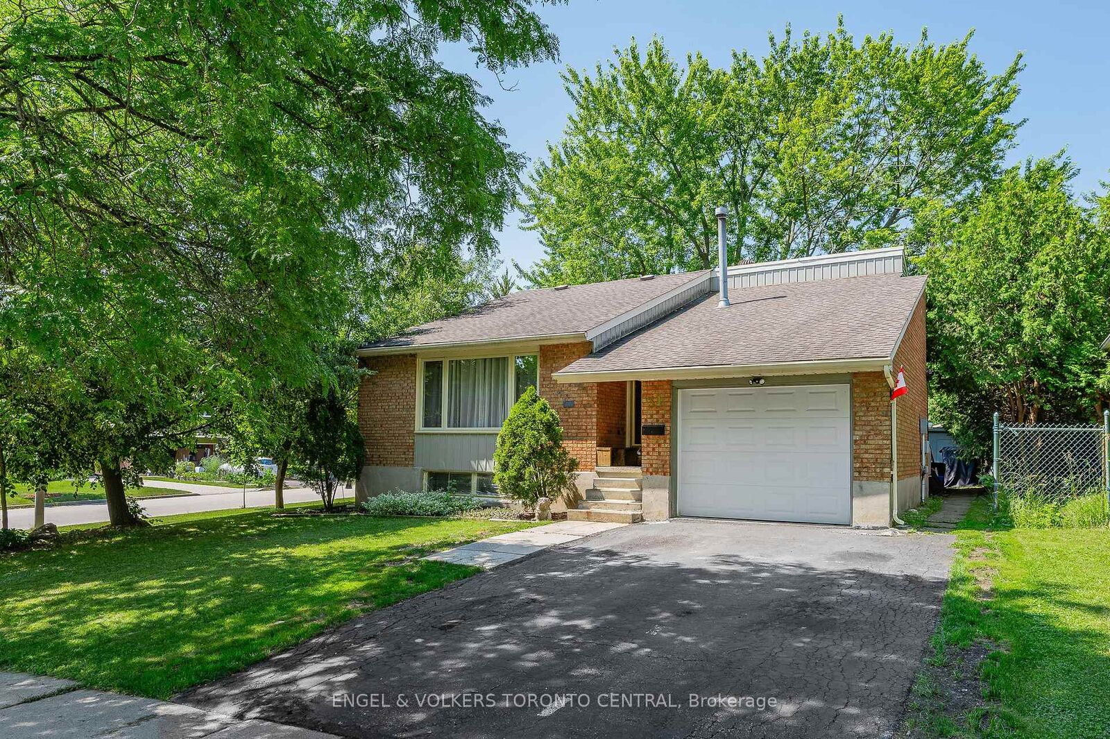 Property Photo:  31 Mulberry Lane  ON N2L 5L4 