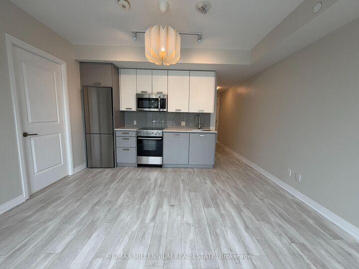 Property Photo:  1630 Queen Street E 608  ON M4L 0B3 