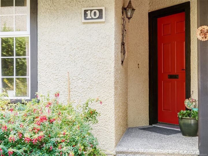 Property Photo:  2566 Penrhyn St #10  BC V8N 1G1 