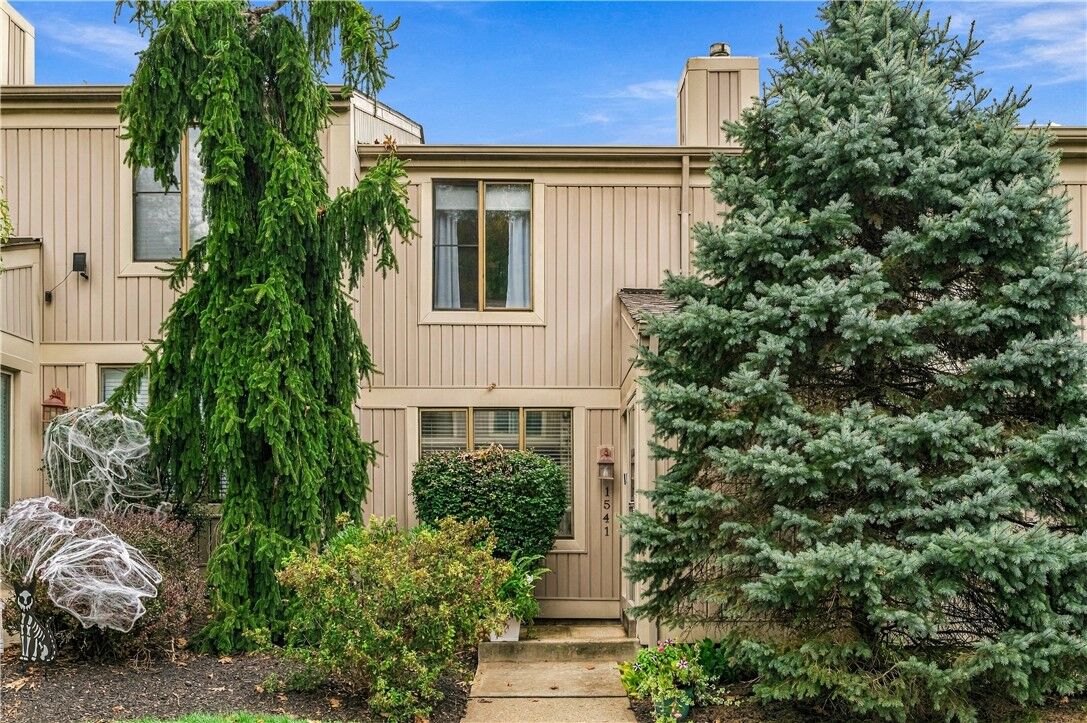 Property Photo: 1541 Pineview Dr PA 15241