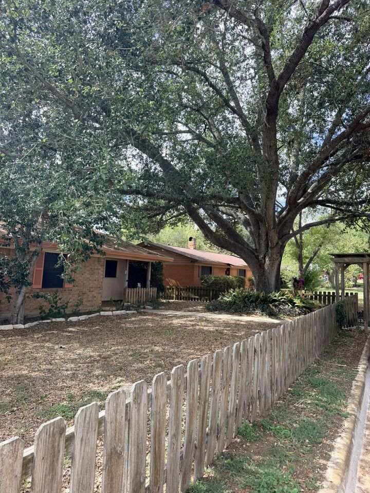 Property Photo: 220 Parkview Drive TX 78648