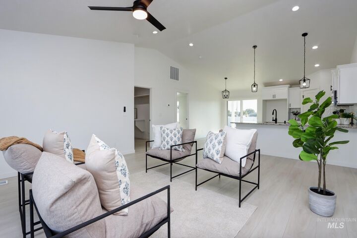 Property Photo: 805 N 4th St OR 97914