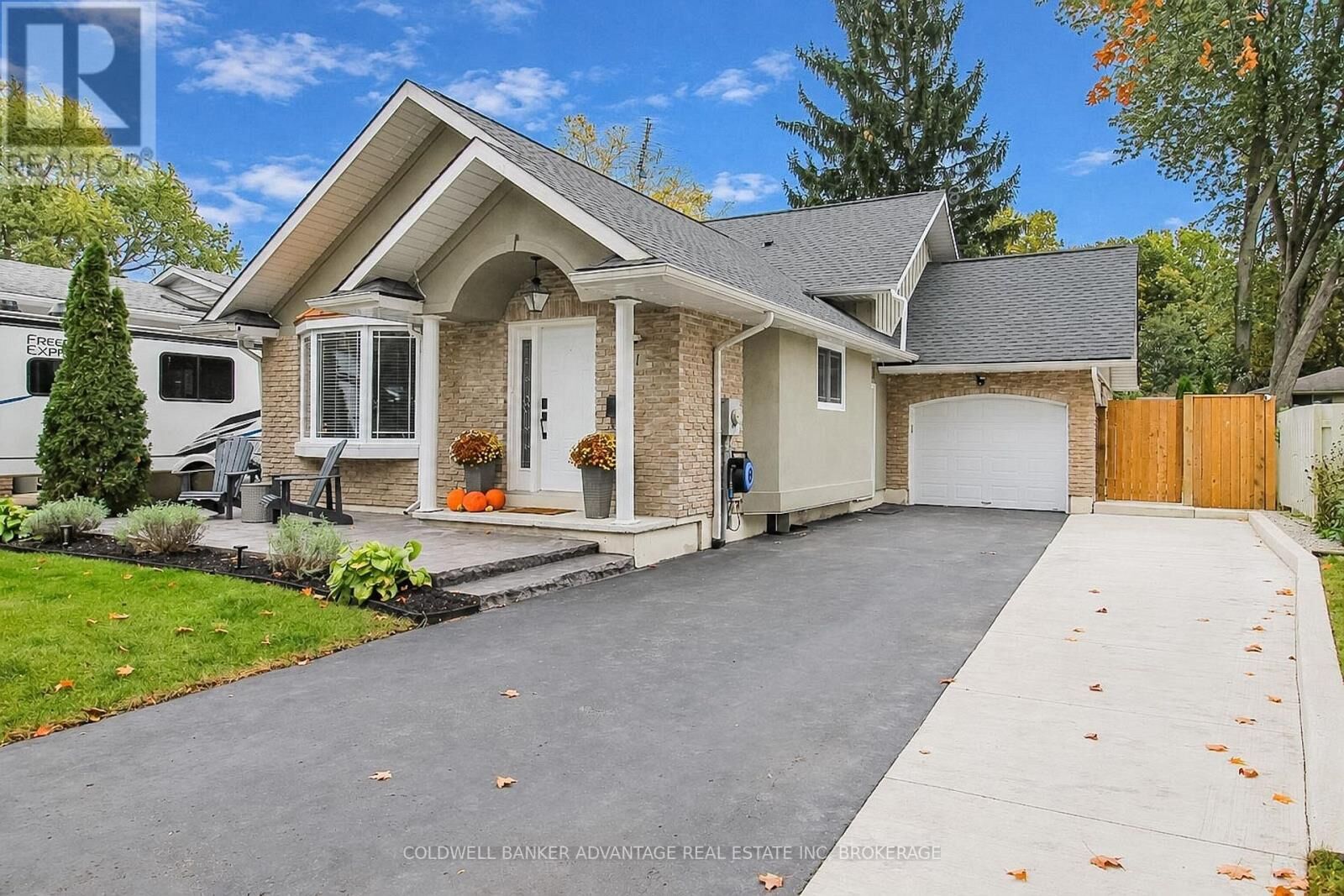 Property Photo:  11 Fallingbrook Drive  ON L0S 1E0 