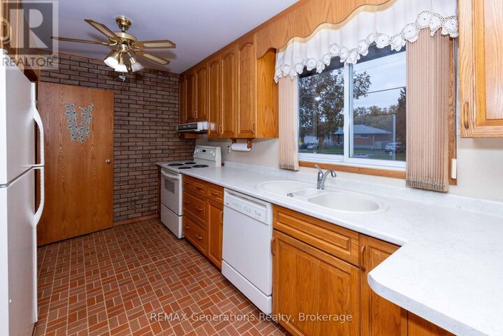 Property Photo:  403 Churchill Drive West  ON P7C 1V6 