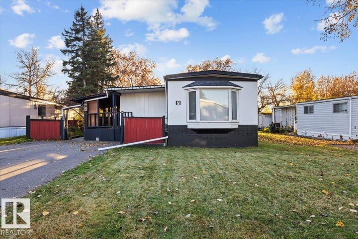 Property Photo:  7 Keyhole Crescent NW  AB T6P 1B7 