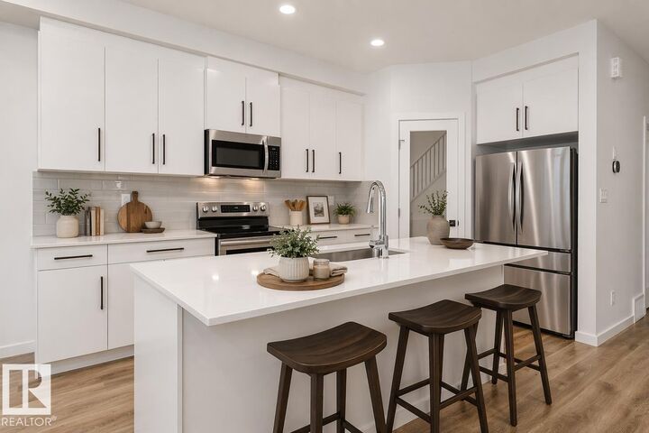 Property Photo:  2831 64 Street SW  AB T6X 3M8 