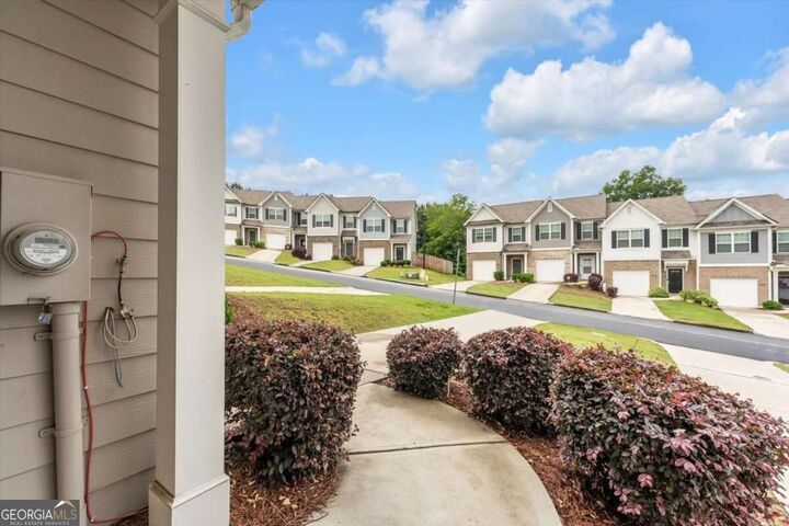 Property Photo: 5668 Union Pointe Drive GA 30291
