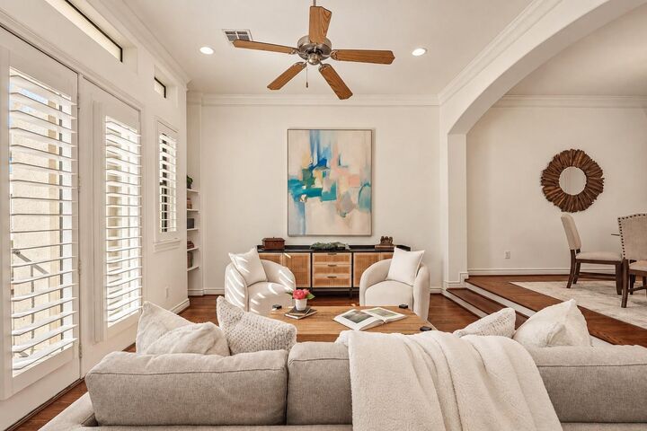 Property Photo:  1102 Sherwood Run  TX 77043 