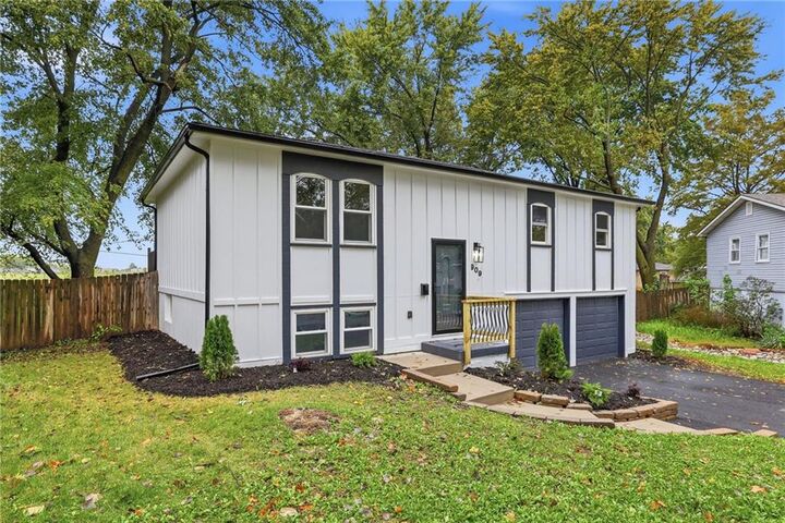 Property Photo:  909 S Montclaire Drive  KS 66061 
