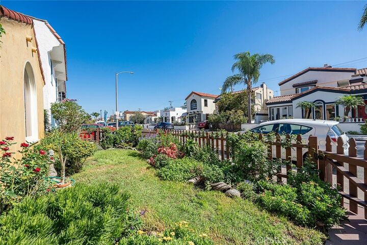 Property Photo:  105 Claremont Avenue  CA 90803 