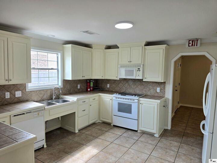Property Photo:  905 Warren Drive  LA 71291 