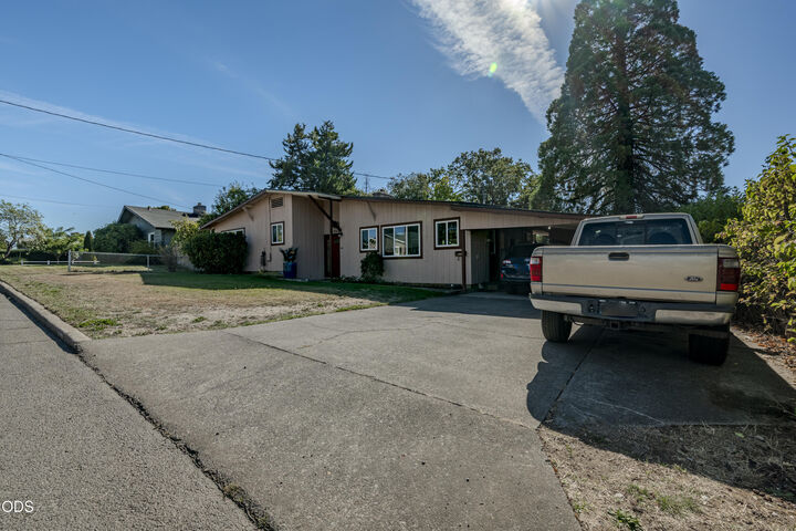 Property Photo: 202 Kings Way OR 97502