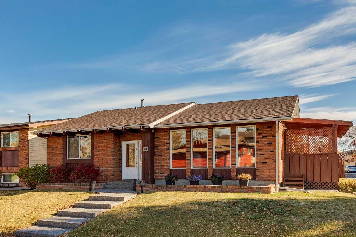 Property Photo:  4316 53 Street NE  AB T1Y 4B3 