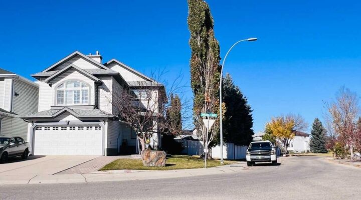 Property Photo:  826 Applewood Drive SE  AB T2A 7R6 