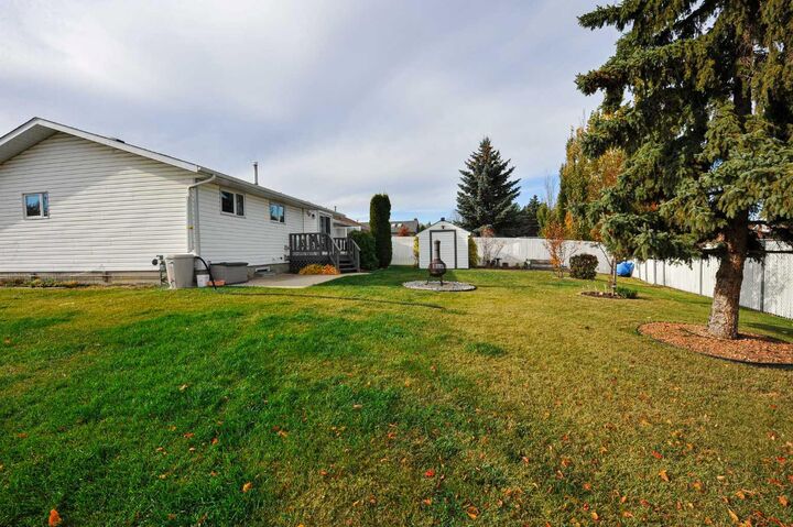 Property Photo:  5401 65 Street  AB T4V 4L8 