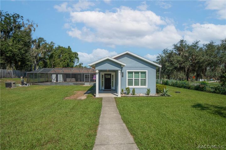 Property Photo: 302 S Apopka Avenue FL 34452