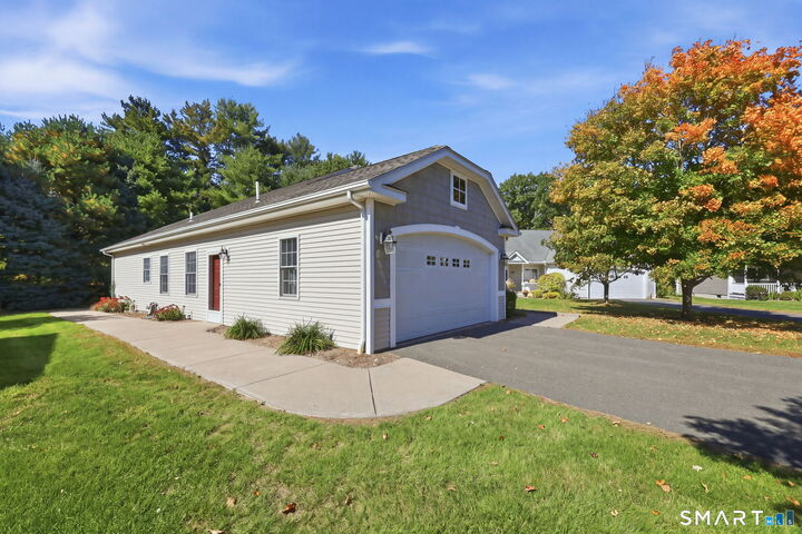 Property Photo:  10 Hunt Glen Drive 10  CT 06035 