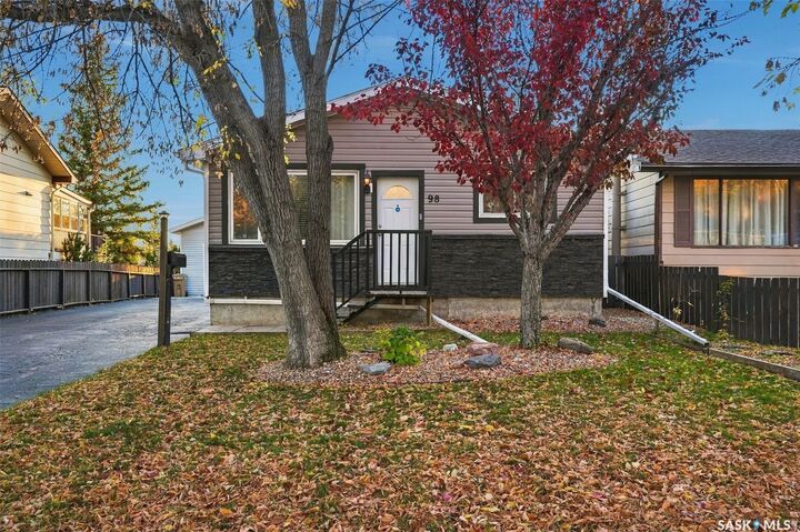 Property Photo:  98 Magee Crescent  SK S4R 6K5 