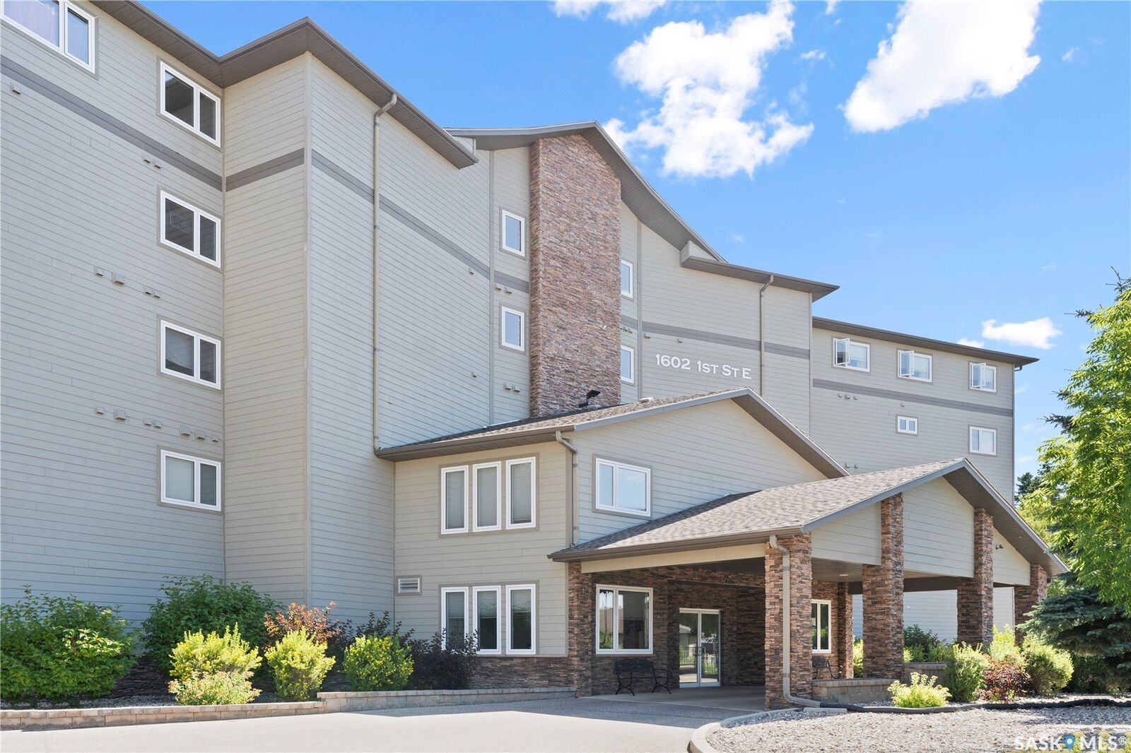 Property Photo:  1602 1st Street E 103  SK S6V 1G7 