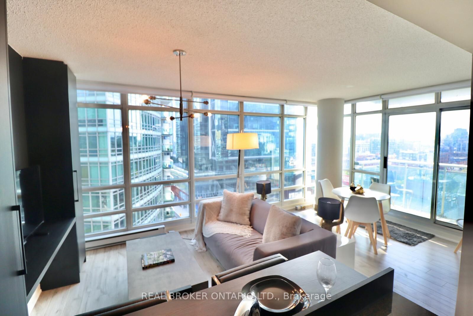 Property Photo:  381 Front Street 1902  ON M5V 3R8 