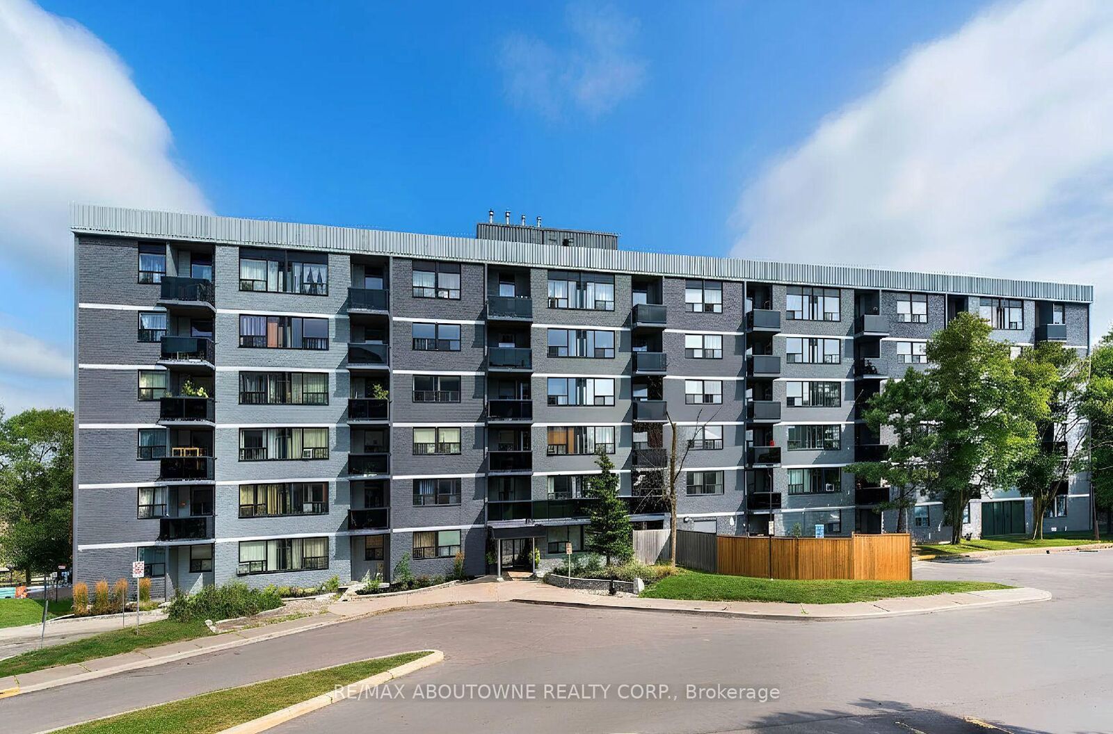 Property Photo:  147 Wellington Street W 205  ON L4G 2N9 