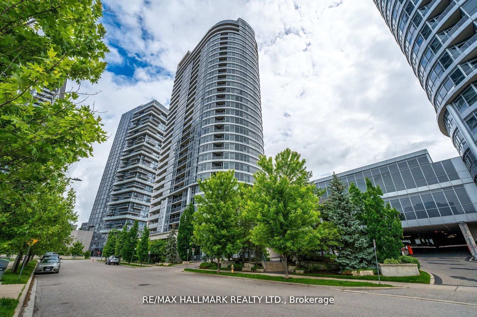 Property Photo:  181 Village Green Square 2220  ON M1S 0K6 