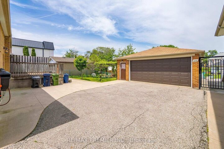 Property Photo:  376 Rustic Road Main  ON M6L 1W7 