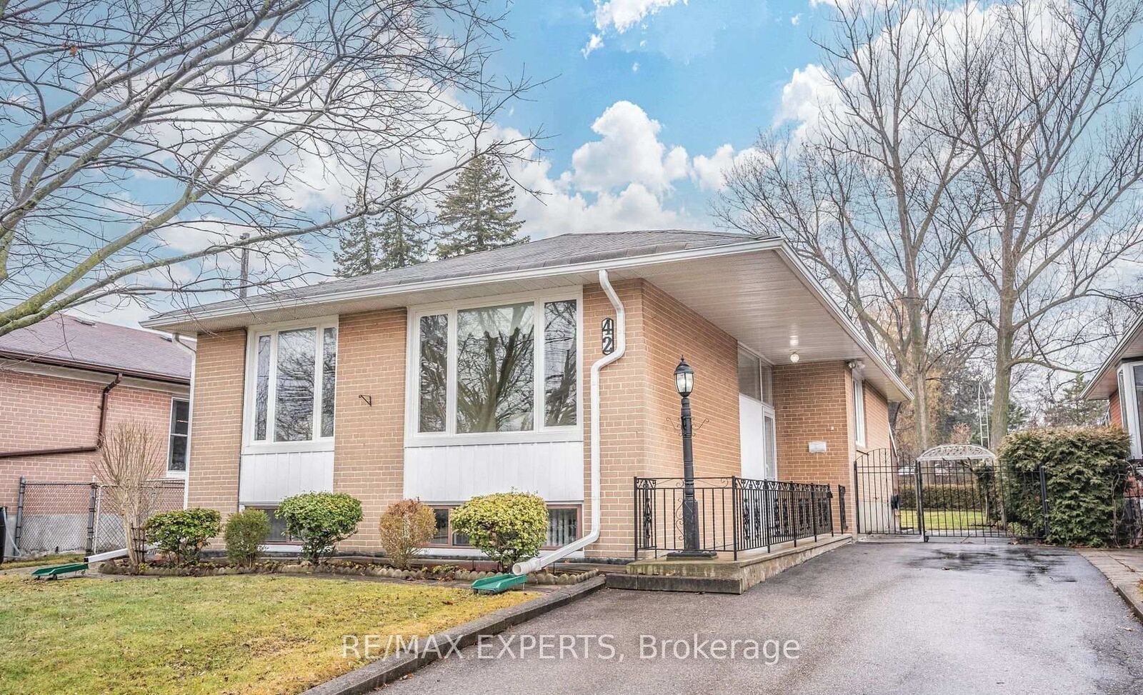 Property Photo:  42 Mossbank Drive Lower  ON M1G 2C3 